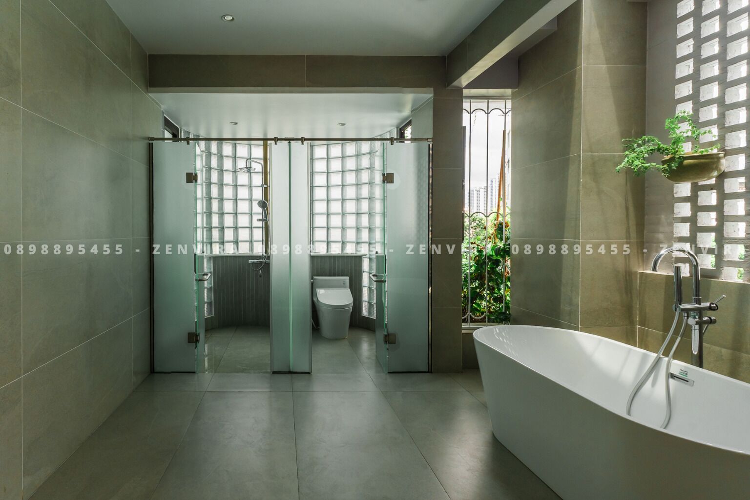 Douche, baignoire à jets, sèche-cheveux, bidet