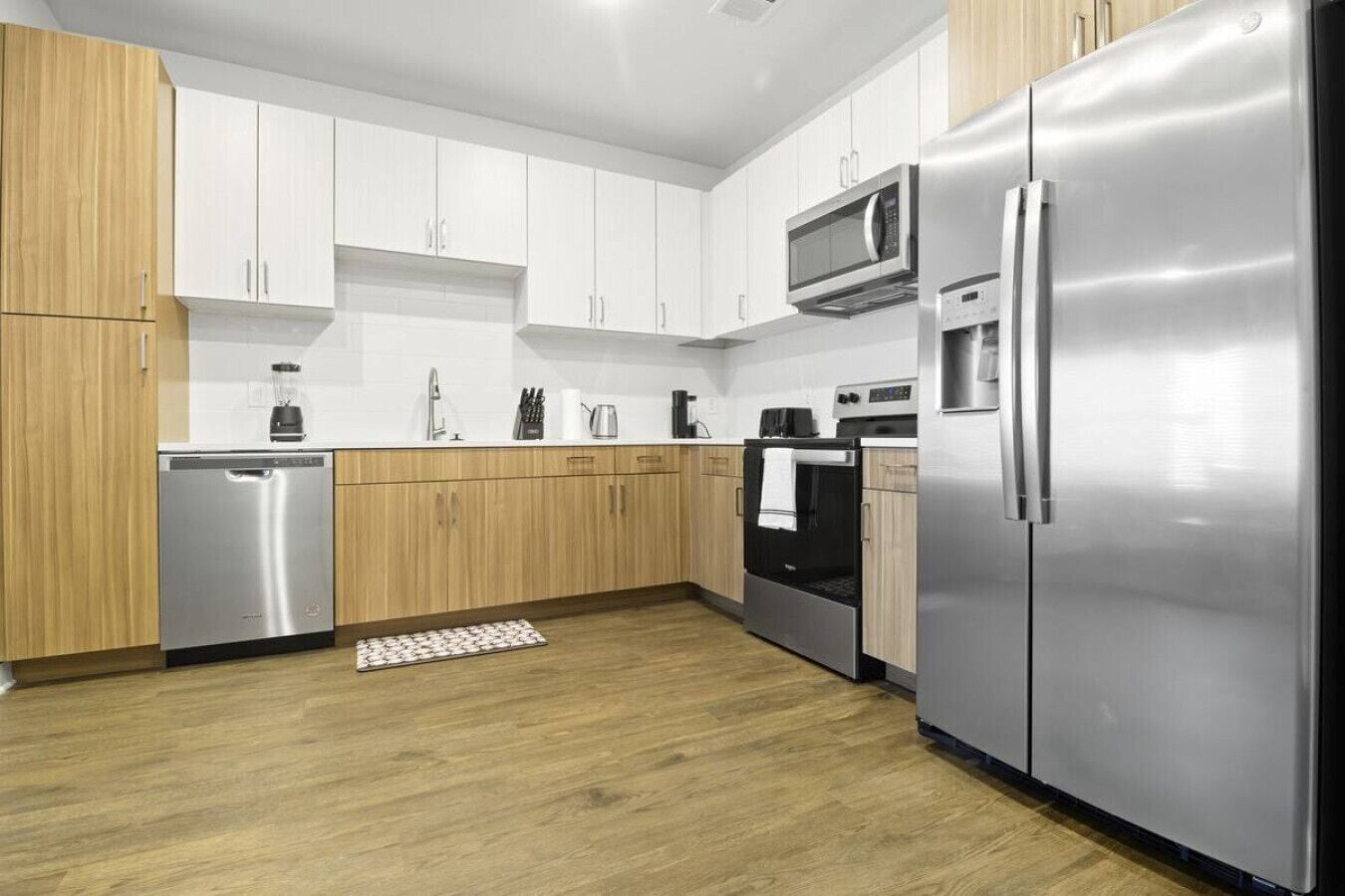 冷蔵庫、電子レンジ、オーブン、コンロ