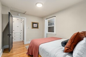 Desk, iron/ironing board, travel cot, Internet