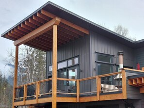 Exterior - Stunning 1-Bedroom Suite with Optional 2nd B & Mountain Views, Hot Tub, Sauna (Revelstoke)