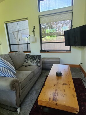 TV, fireplace - Stunning 1-Bedroom Suite with Optional 2nd B & Mountain Views, Hot Tub, Sauna (Revelstoke)