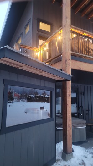 Exterior detail - Stunning 1-Bedroom Suite with Optional 2nd BR. Mountain Views, Hot Tub, Sauna (Revelstoke)