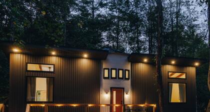 Vibrant Silo House | King Beds | Sleep 6 | Hot Tub