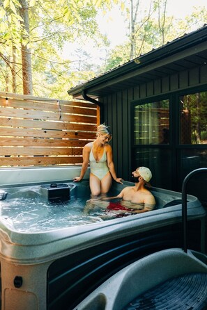Outdoor spa tub - Hot Tub + SxS Trails | Vibrant Silo Cabin | Kings (Beattyville)