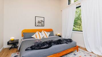 3 habitaciones, escritorio y tabla de planchar con plancha