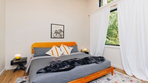 3 slaapkamers, een bureau, een strijkplank/strijkijzer, reisbedje