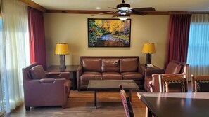 TV, fireplace - Enjoy the fall colors in the Smoky Mountains (Gatlinburg)
