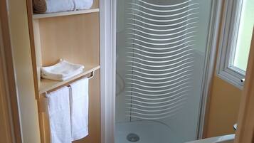 Serviettes fournies, papier toilette