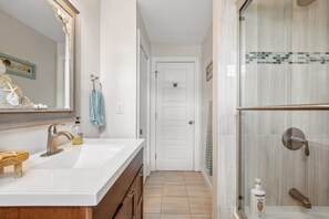 Dusche, Handtücher, Seife, Toilettenpapier