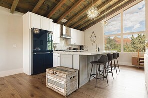 Refrigerador, microondas, horno y parrilla de estufa 