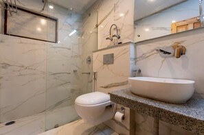 Deluxe kamer, balkon, uitzicht op bergen | Badkamer | Gratis toiletartikelen, een haardroger, pantoffels, zeep