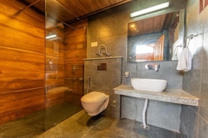 Deluxe-Zimmer, Balkon, Bergblick | Badezimmer | Kostenlose Toilettenartikel, Haartrockner, Hausschuhe, Seife
