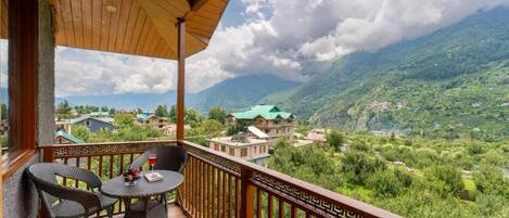Deluxe Room, Balcony, Mountain View | Balcony