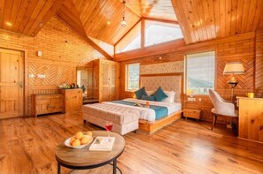 Quarto luxo, sacada, vista para a montanha | Cofres nos quartos, escrivaninha, espaço de trabalho para notebook