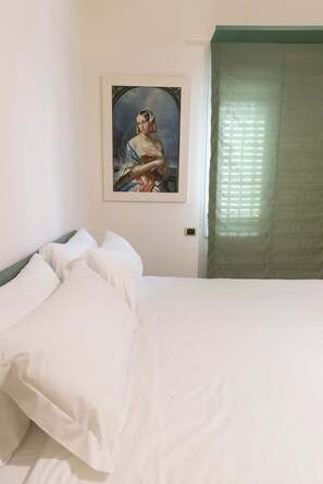 1 habitación, caja de seguridad en la habitación y escritorio