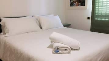 1 Schlafzimmer, Zimmersafe, Schreibtisch, Bügeleisen/Bügelbrett