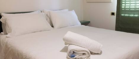 1 habitación, caja de seguridad en la habitación y escritorio