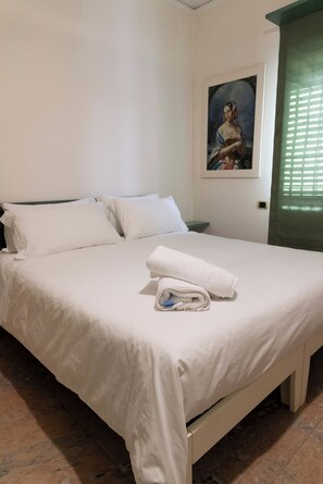 1 habitación, caja de seguridad en la habitación y escritorio