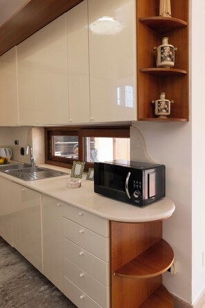 Refrigerador, microondas, horno, placa de cocina