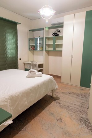 1 bedroom, in-room safe, desk, iron/ironing board