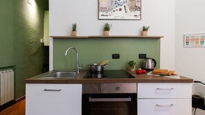 Fridge, oven, stovetop, coffee/tea maker