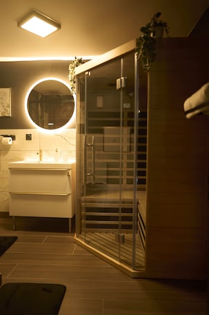 Sauna. La Romance Room - Jacuzzi | Cinema | Sauna