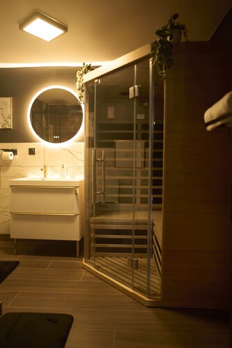 La Romance Room - Jacuzzi | Cinema | Sauna