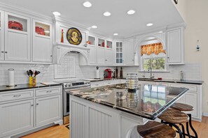 Kylskåp, mikrovågsugn, ugn och spishäll