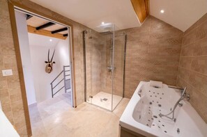 Jetted tub, towels, soap, toilet paper - Cosy mountain house with heated pool (Beuil)