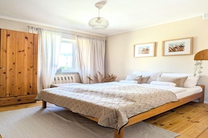 2 bedrooms, travel cot, free WiFi, bed sheets