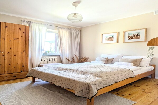 2 bedrooms, travel cot, free WiFi, bed sheets