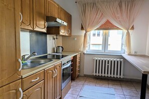 Fridge, oven, stovetop, dishwasher