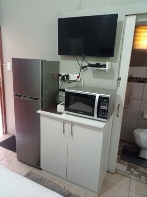 Kühlschrank, Mikrowelle, Kochgeschirr/Geschirr/Besteck