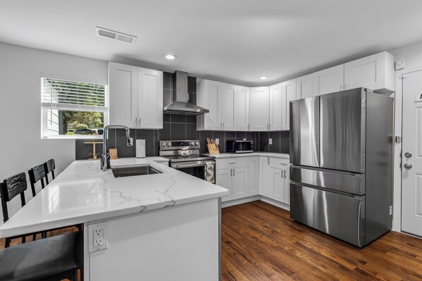 冷蔵庫、電子レンジ、オーブン、コンロ