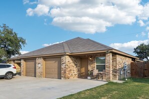 Exterior - Comfort Meets Convenience -3BR near fort Cavazos, WiFI, Garage, Pet friendly (Copperas Cove)