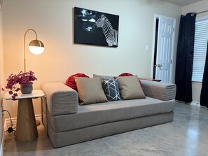 Smart TV, video library, computer monitors - Comfort Meets Convenience -3BR near fort Cavazos, WiFI, Garage, Pet friendly (Copperas Cove)