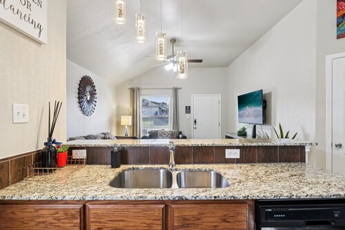 Comfort Meets Convenience -3BR near fort Cavazos, WiFI, Garage, Pet friendly