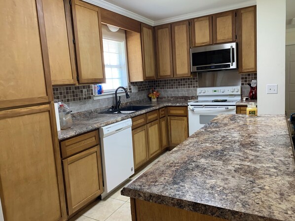 Mikroaaltouuni, uuni, liesi, astianpesukone