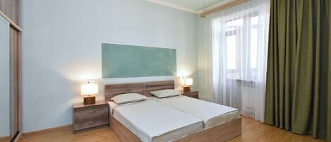 ستائر تعتيم ومكواة/لوح كي وواي فاي مجانًا