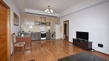 Basic Apartment, Balcony, City View | Private kitchen