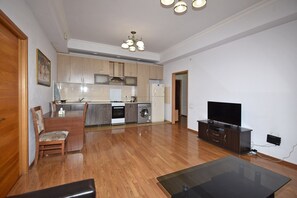 Basic Apartment, Balcony, City View | Private kitchen | Full-size fridge, oven, stovetop, cookware/dishes/utensils