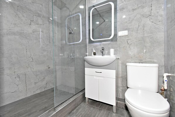 Comfort-Apartment, Stadtblick | Badezimmer | Haartrockner, Handtücher, Seife, Toilettenpapier