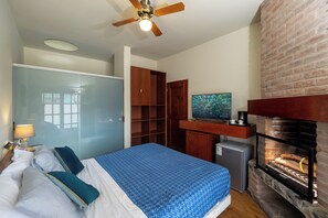 Habitación Deluxe | Minibar, caja de seguridad en la habitación, wifi gratis y ropa de cama 