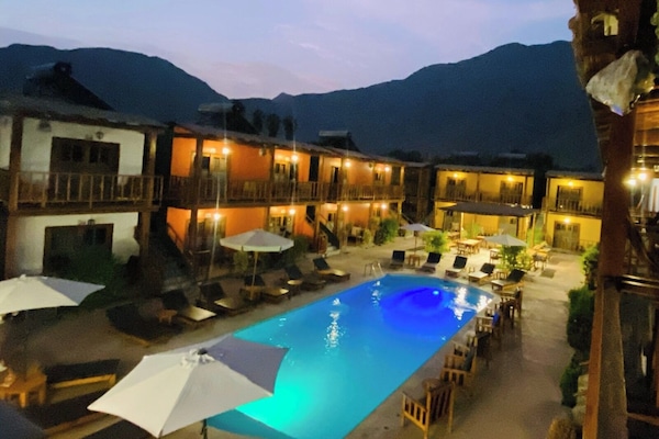 Una piscina al aire libre