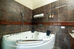 Deluxe Room | Bathroom | Hair dryer, towels, soap, shampoo - Casa de Campo Bungalows & Suites (Cieneguilla)