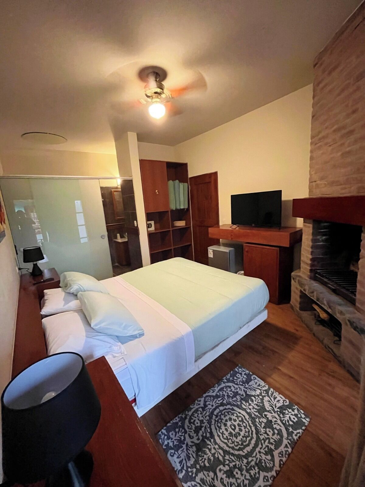 华丽客房 | 迷你吧、客房内保险箱、免费 WiFi、床单