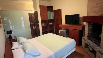 Rom – deluxe | Minibar, safe på rommet, wi-fi (inkludert) og sengetøy