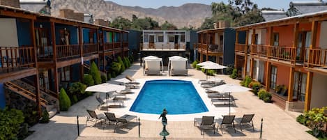 Una piscina al aire libre