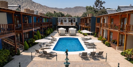Una piscina al aire libre. Casa de Campo Bungalows & Suites