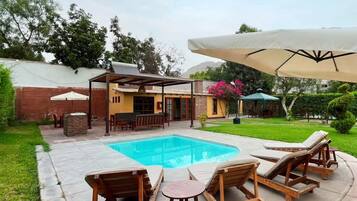 Bungalow | Minibar, safe på rommet, wi-fi (inkludert) og sengetøy